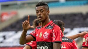 Bruno Henrique é indiciado em meio a alegações de esquema de apostas em partida do Flamengo de 2023