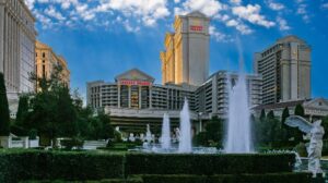 A receita líquida do Caesars no primeiro trimestre de 2025 foi relatada em $2,8 bilhões, também testemunha uma perda líquida de $115 milhões