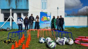 A Loteria da Província de Buenos Aires e a Telekino doam equipamentos esportivos para clubes de futebol locais