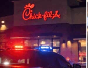 Mulher do Alabama acusada de roubar um drive-thru para jogar no cassino