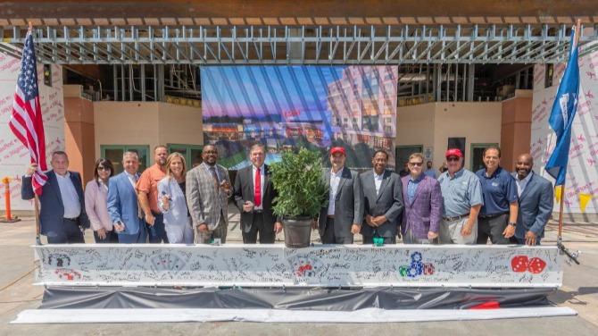Cordish Companies celebra un hito en la construcción con una ceremonia de clausura