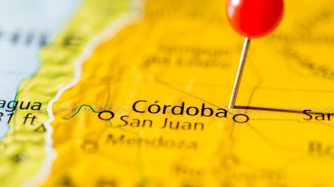 La Iglesia pide mayores restricciones a la publicidad de juegos de azar en línea en Córdoba, Argentina