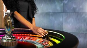 Caesars lanza el primer estudio de casino en línea con crupier en vivo en Pensilvania con la asociación de Evolution