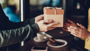 Pollard Banknote felicita a NCEL por el éxito del billete rasca y gana The Perfect Gift