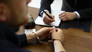 Arrestan a exjugador de fútbol de LSU por realizar apuestas deportivas en línea para menores de edad