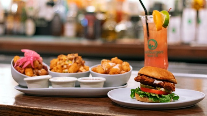 Chicken Ranch Casino Resort abre el restaurante Wahlburgers
