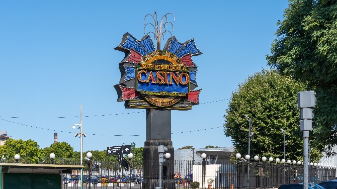 Los casinos de Buenos Aires se enfrentan a la retirada de dos de los principales postores en un proceso de licitación