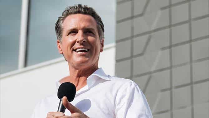 El gobernador de California firma un proyecto de ley que permite un crecimiento moderado de las salas de