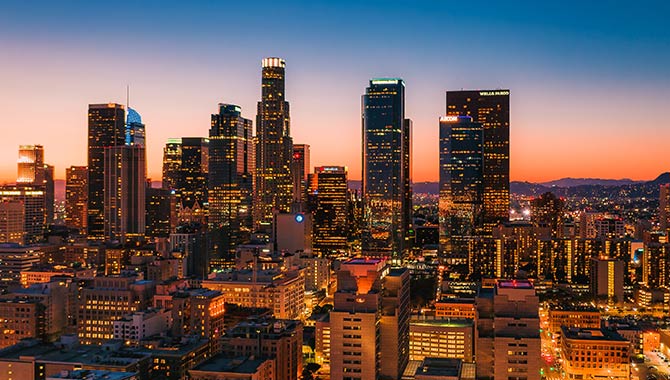 Empleados de Cardroom protestan contra el proyecto de ley en Los Ángeles