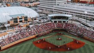 Dos miembros del personal de béisbol de la Universidad de Cincinnati fueron despedidos debido a posibles infracciones de juego