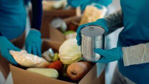 El Pechanga Resort Casino organiza una campaña de recolección de comida navideña con LA Rams, EL Regional Food Bank