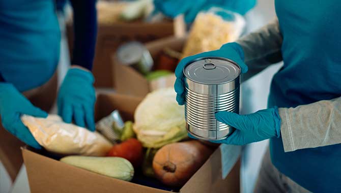 El Pechanga Resort Casino organiza una campaña de recolección de comida navideña con LA Rams, EL Regional Food Bank