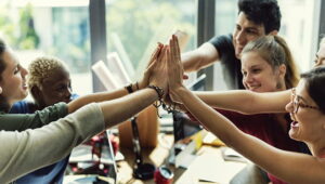 Own The Moment forma equipo con SimWin Sports como propietario del equipo