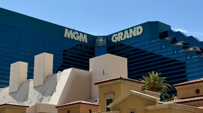 MGM Resorts logra un récord anual de ingresos netos con 17.200 millones de dólares generados durante el año fiscal 2024