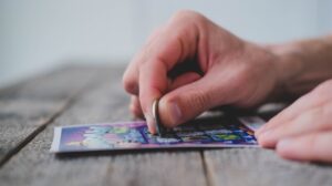 El director ejecutivo de la Lotería de Texas toma medidas para prohibir los servicios de mensajería de boletos