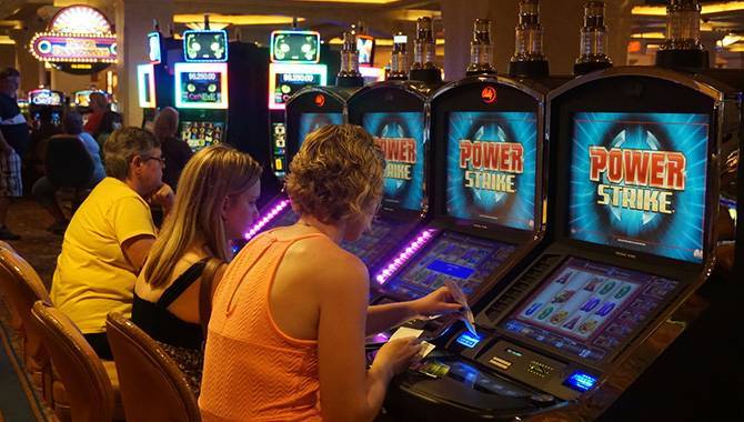 Trabajadores de Atlantic City hacen piquete frente al casino Tropicana