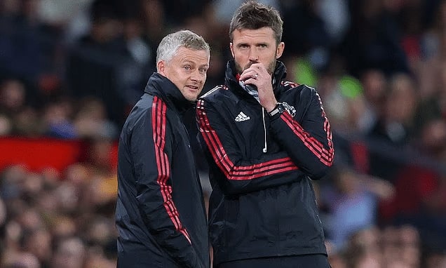 Los mercados de apuestas posicionan a Solskjaer y Carrick como posibles interinos del Manchester United
