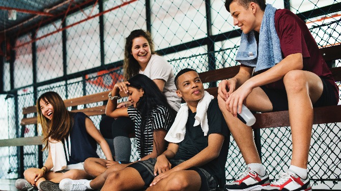 La NCAA considera permitir que los estudiantes-atletas apuesten en deportes