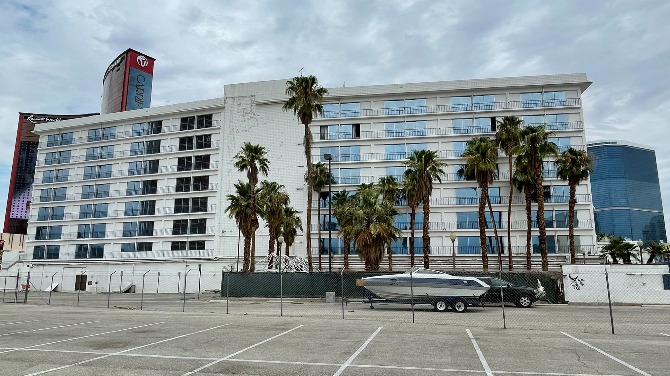 royal-resort-full-building