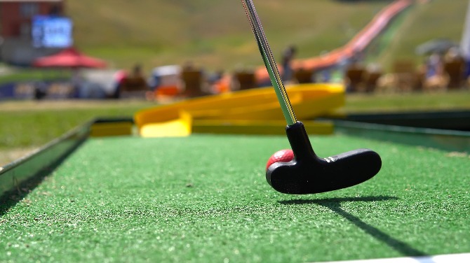 Swingers Las Vegas ‘crazy golf’ venue debuts at Mandalay Bay