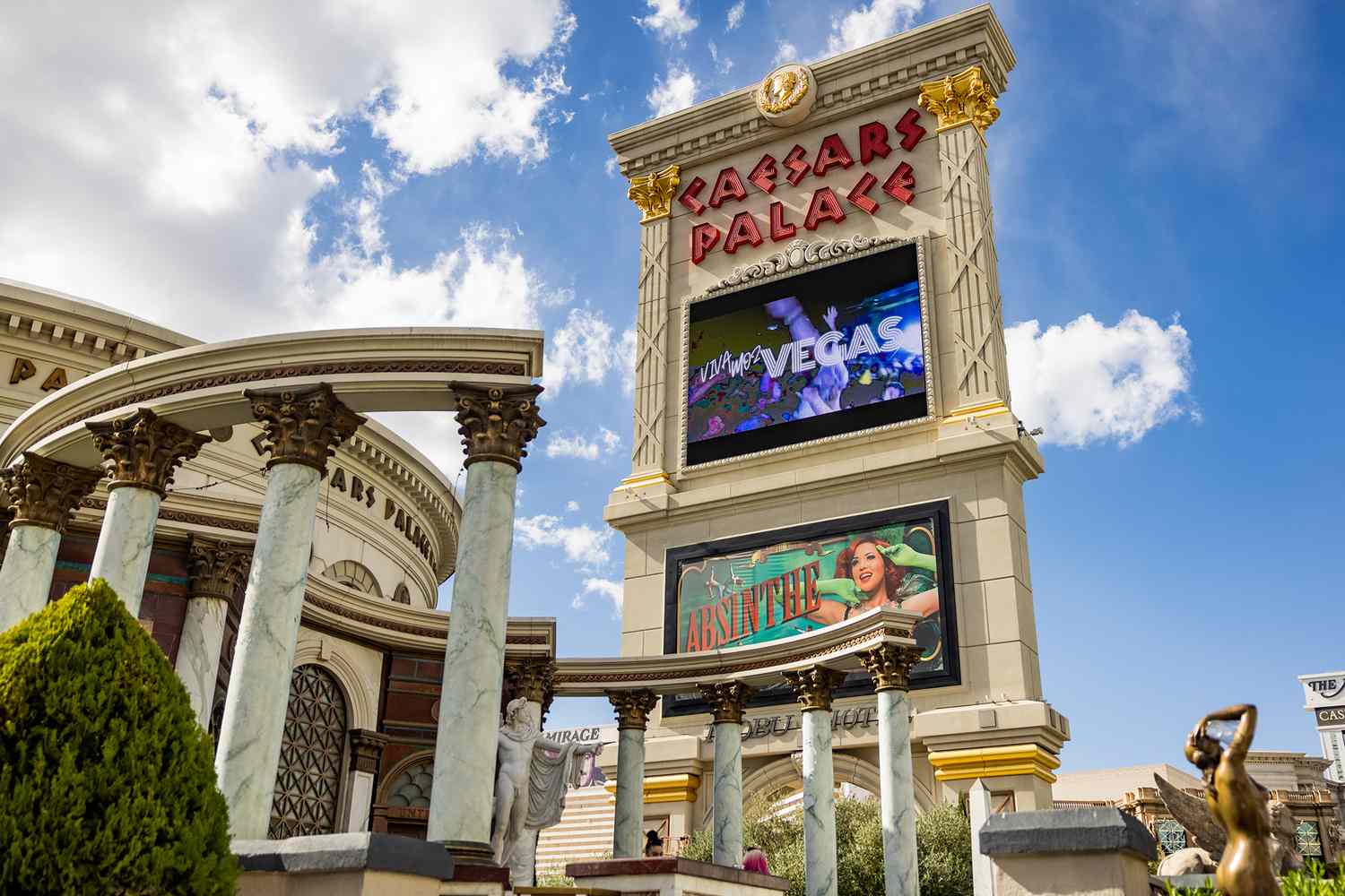 Analysts eye Caesars Entertainment stock closely amid mixed outlook and volatility