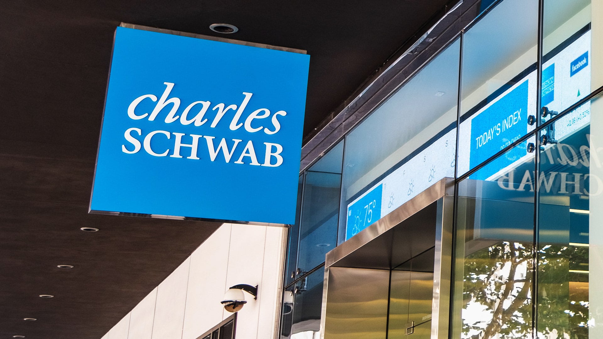 Schwab CEO Rejects ‘Gambling’ Model Used by Robinhood and FanDuel