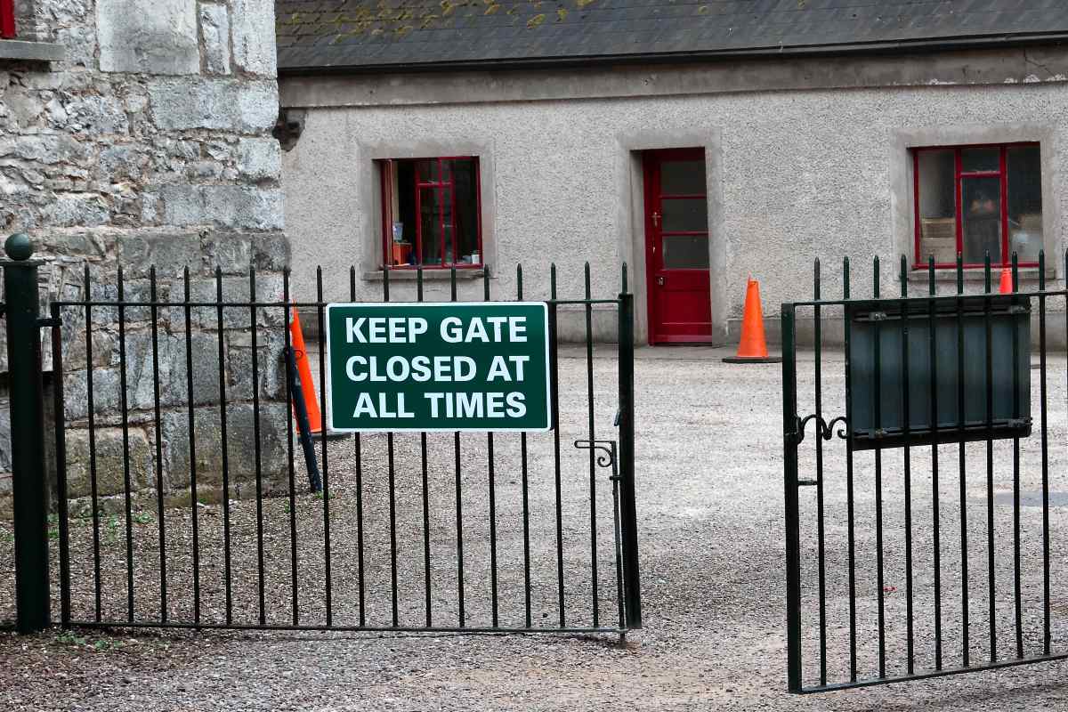 keep-gate-closed-sign