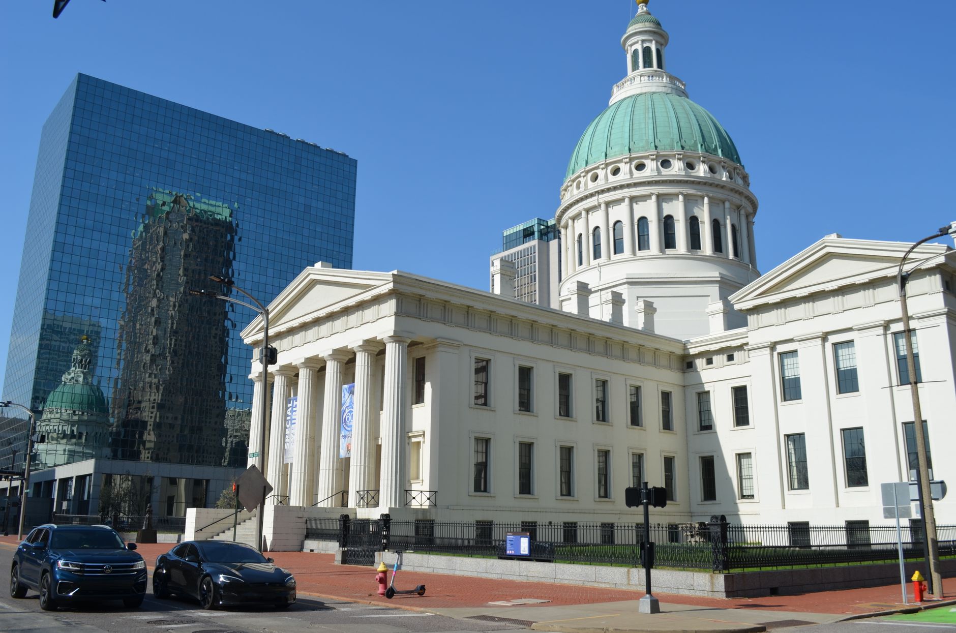 federal courthouse columns building